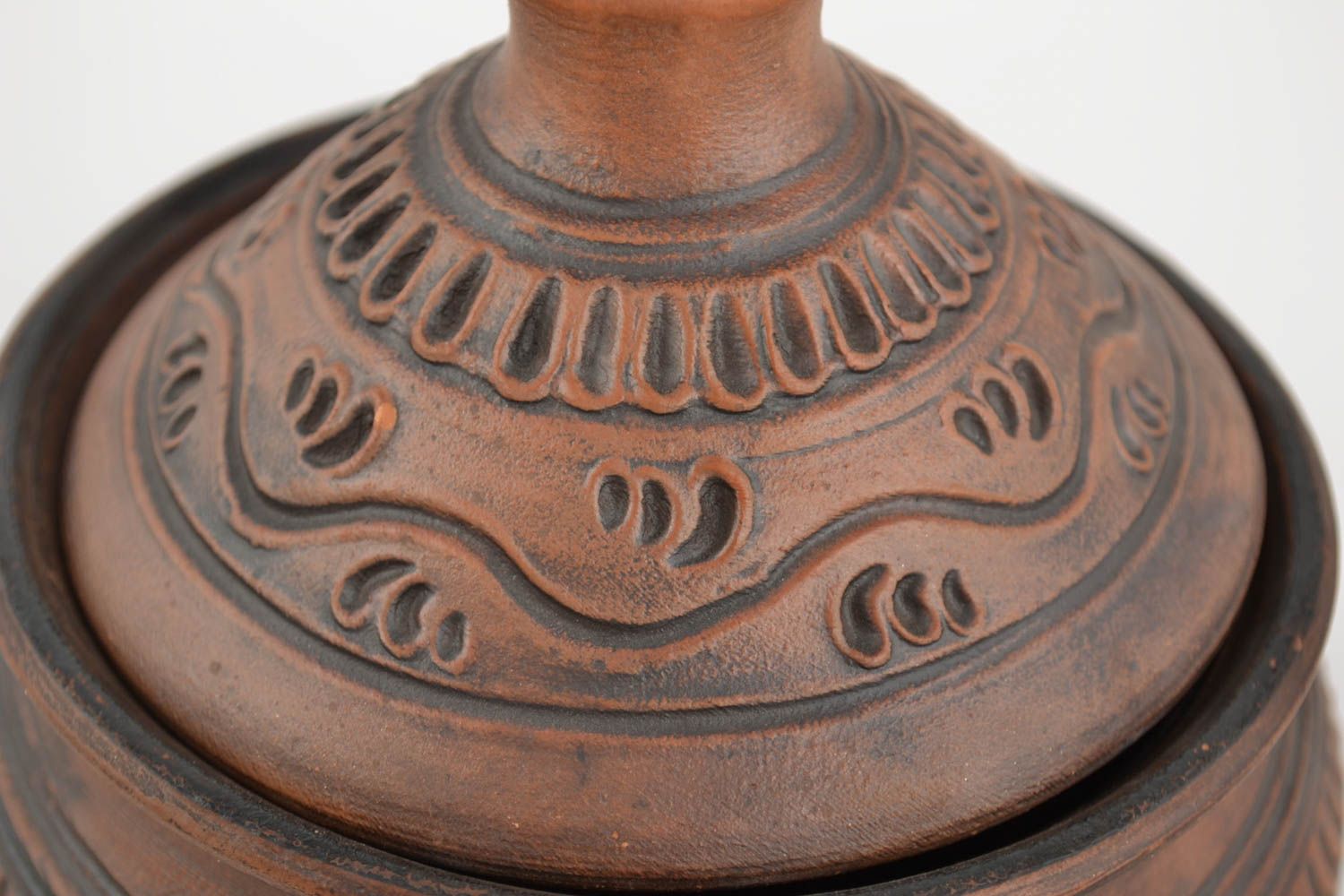 Clay pot with lid without handles