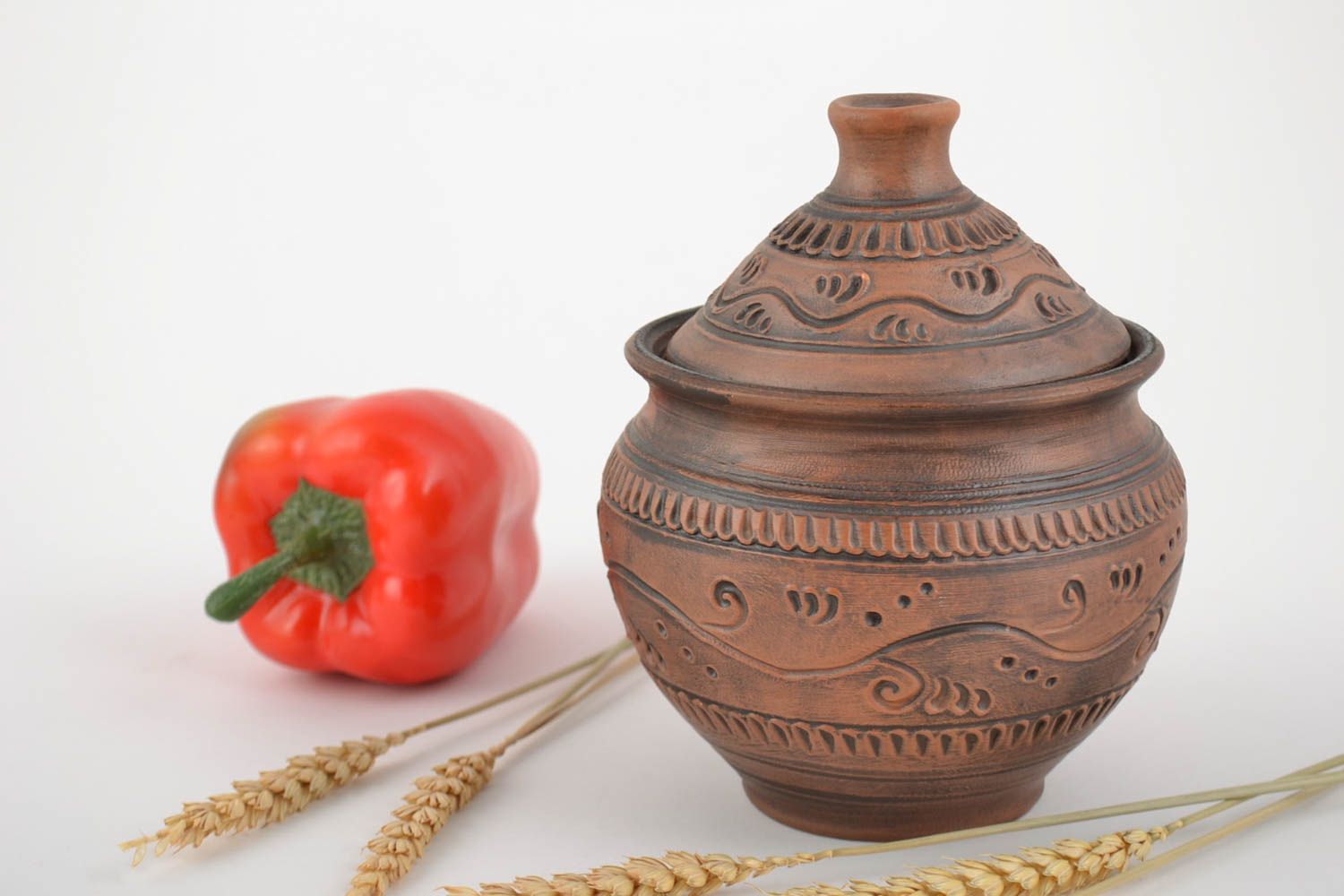 Clay pot with lid without handles