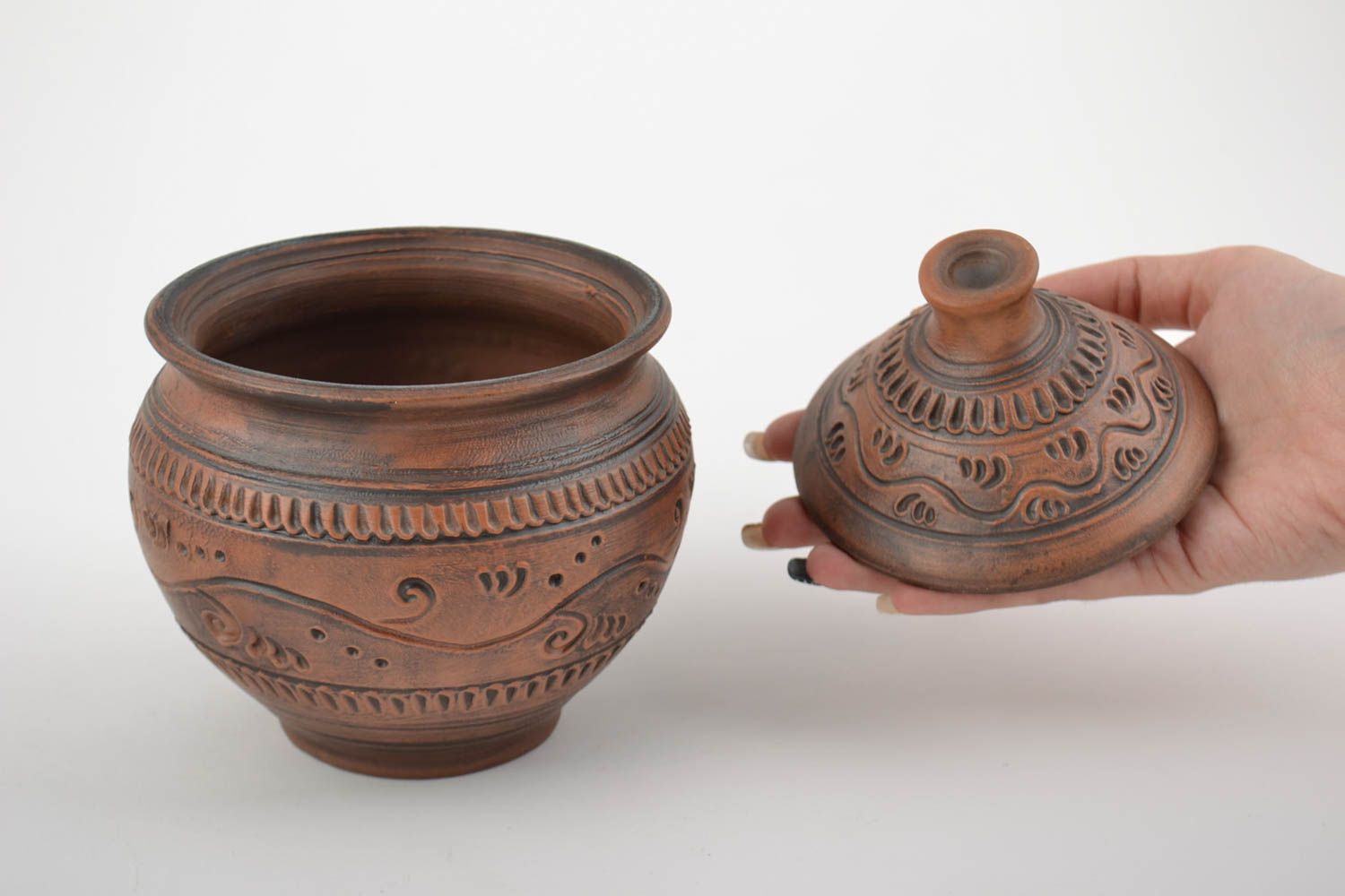 Clay pot with lid without handles