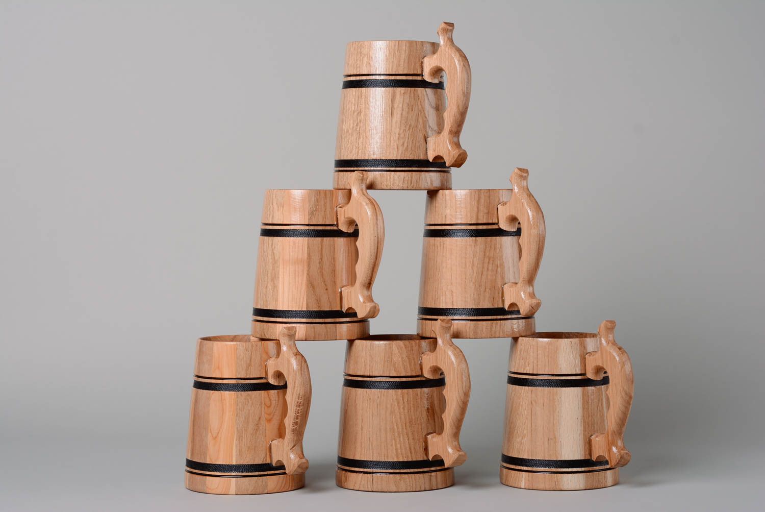 Six wooden mugs in the set.