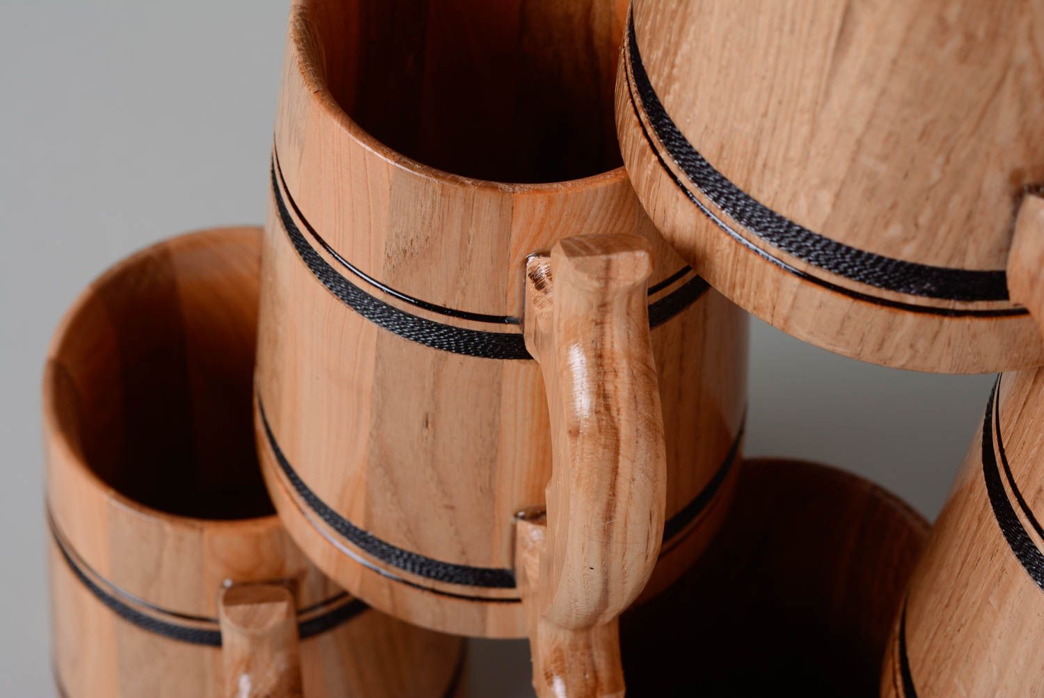 Six wooden mugs in the set.