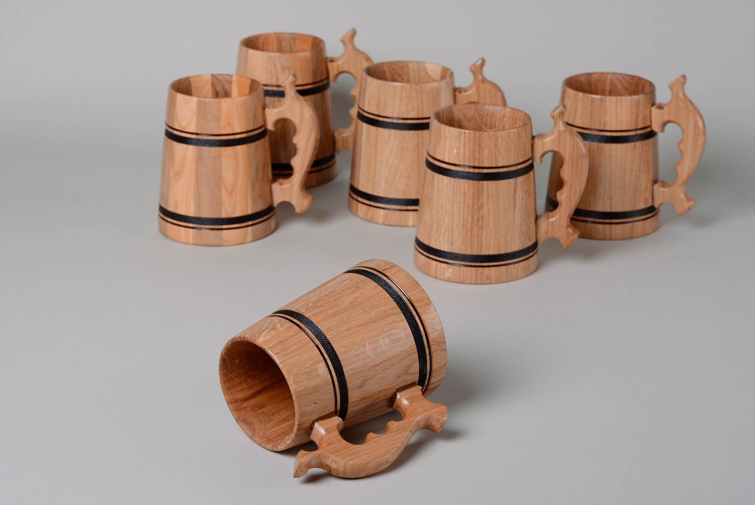 Six wooden mugs in the set.