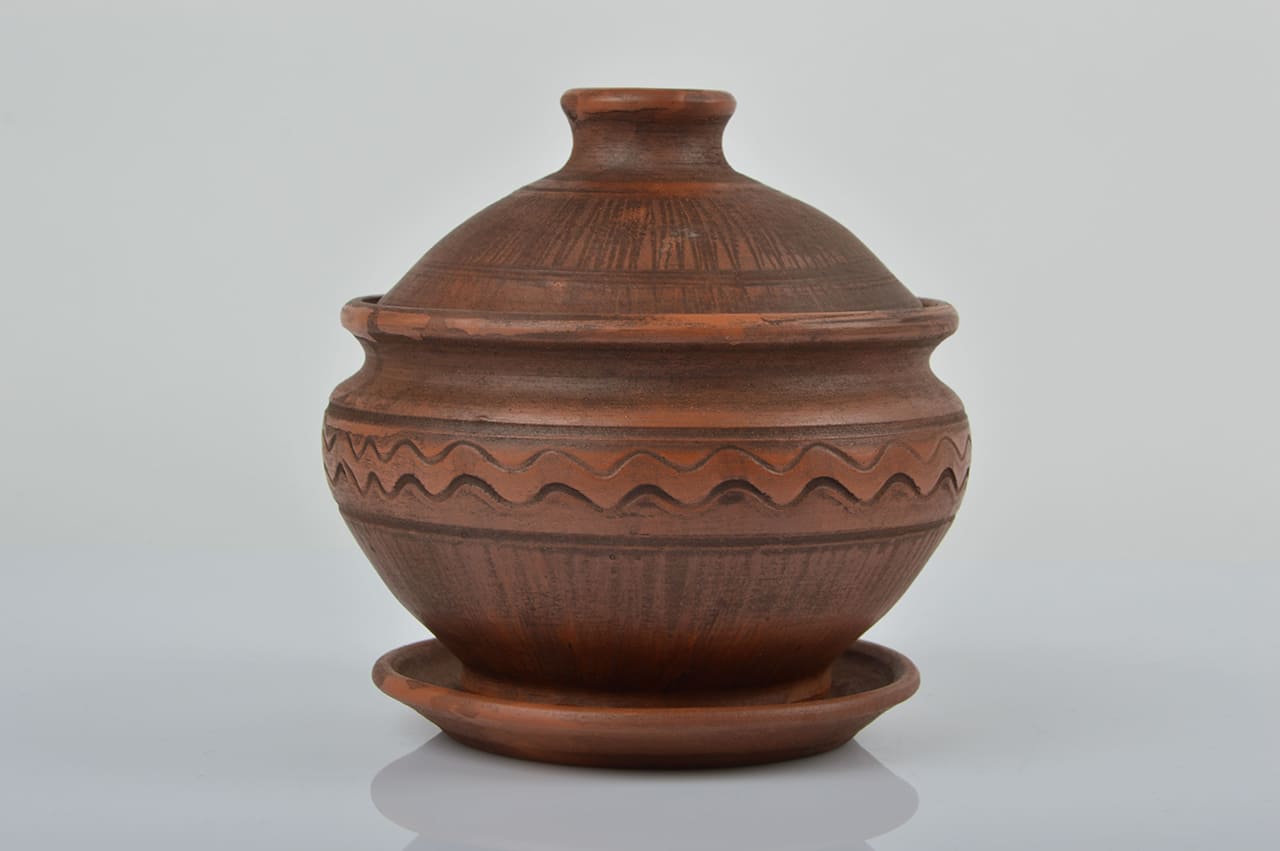 Ceramic pot with pottery clay lid, for baking.