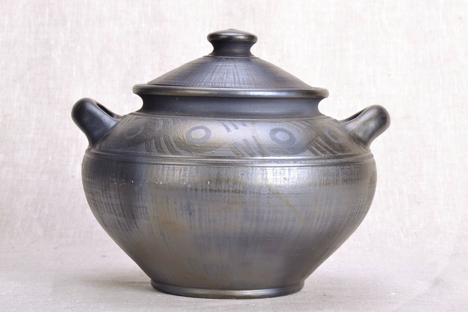 Large pot with a lid made of black ceramics.
