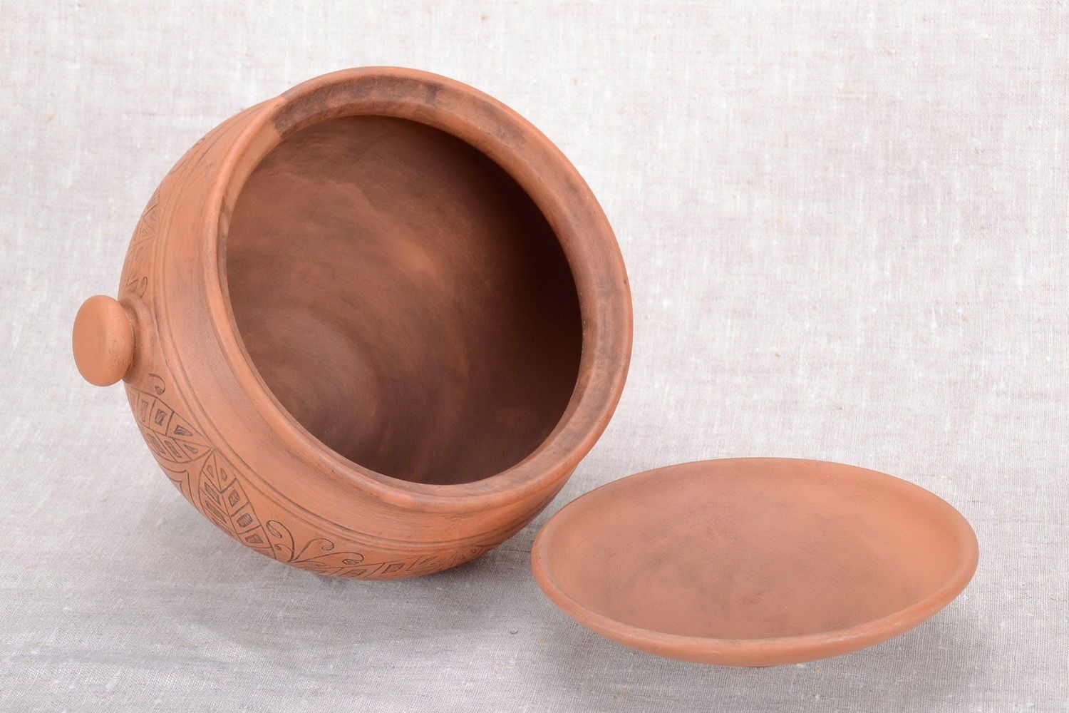 Large pot of 3 liters of clay with lid. 