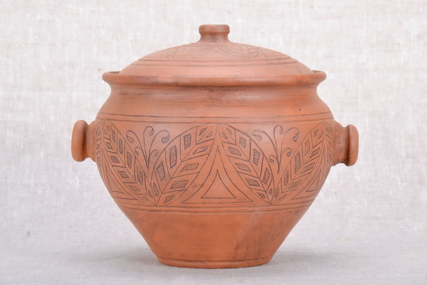 Large pot of 3 liters of clay with lid. 