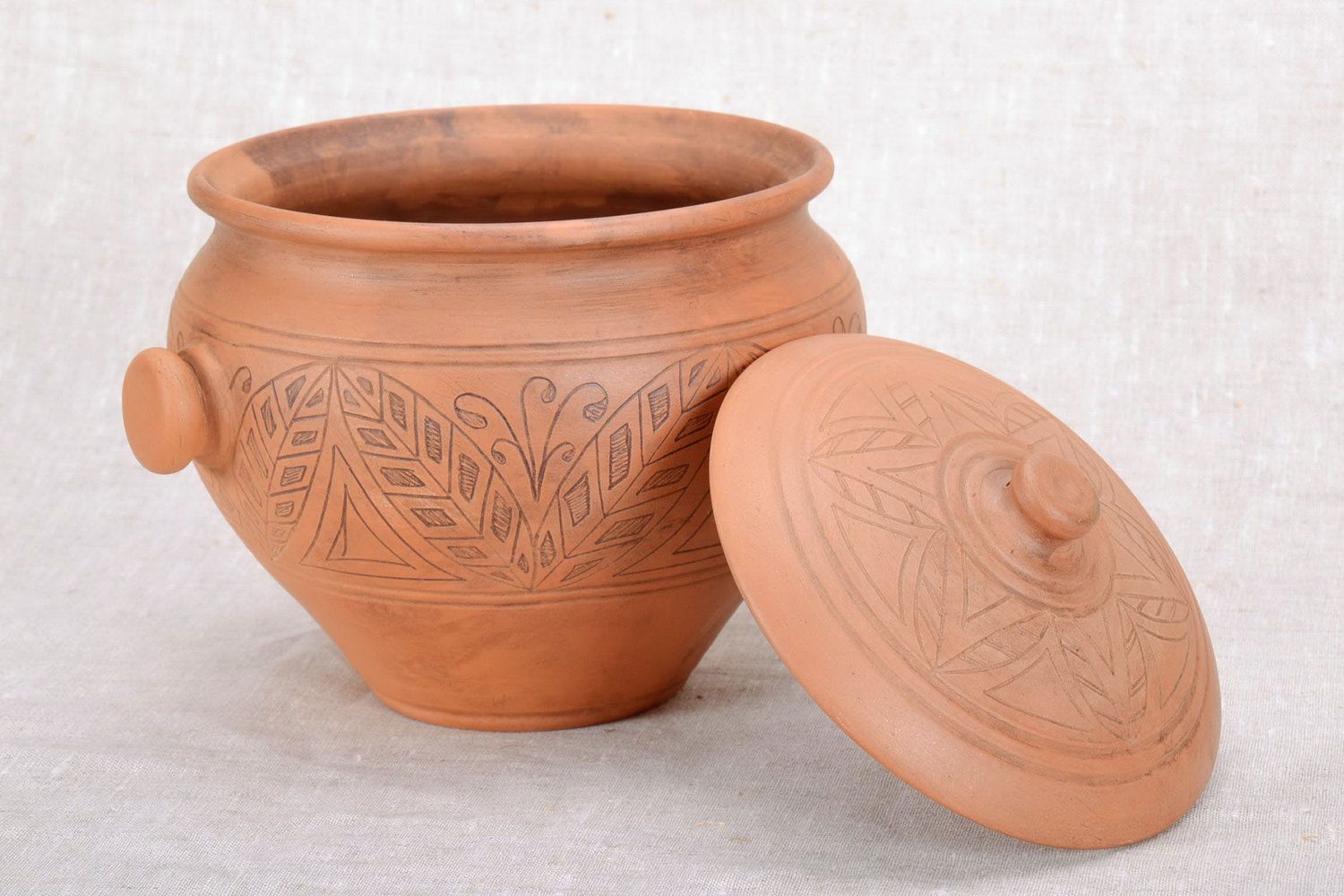 Large pot of 3 liters of clay with lid. 