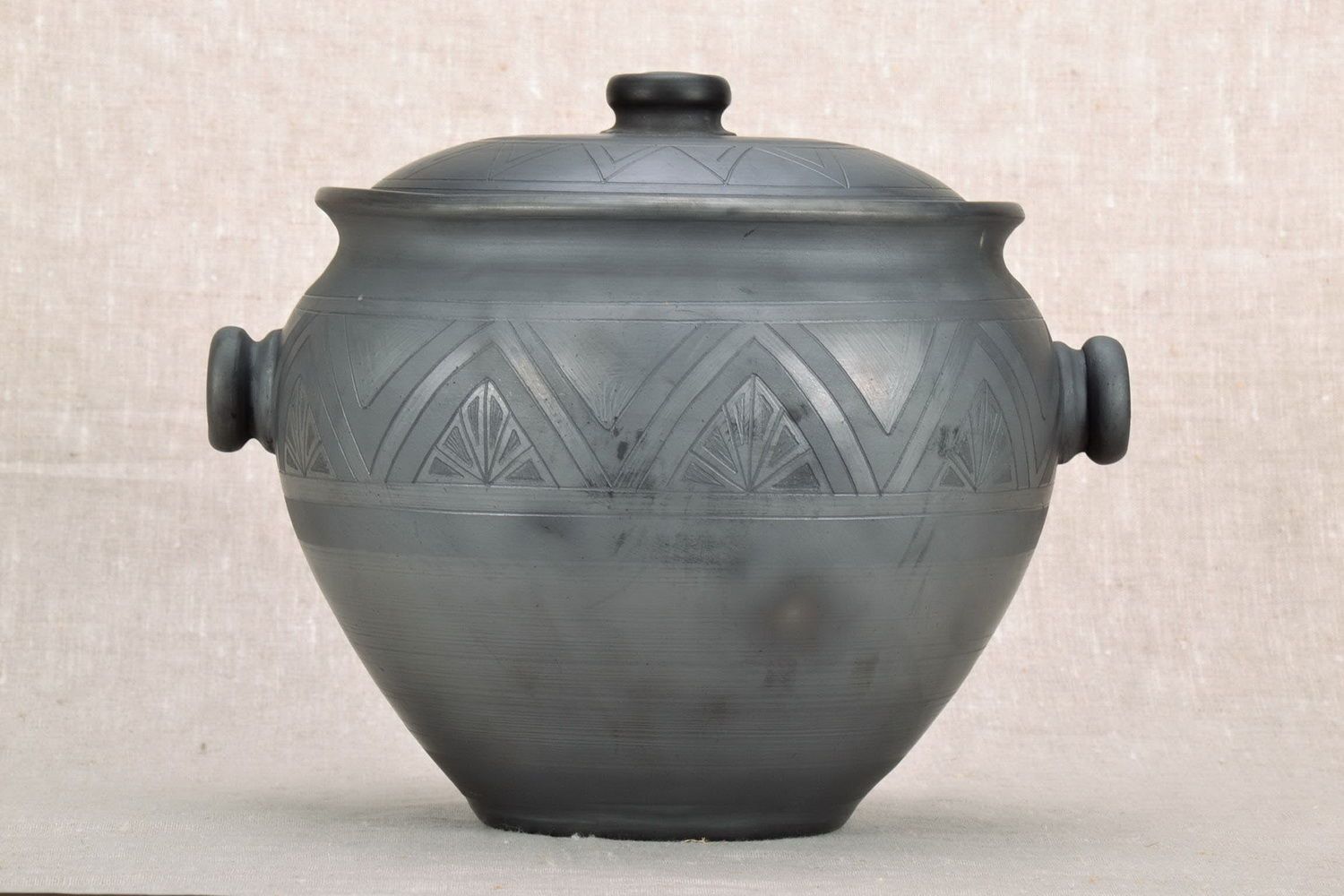 Large clay pot 7-8 liters with lid.