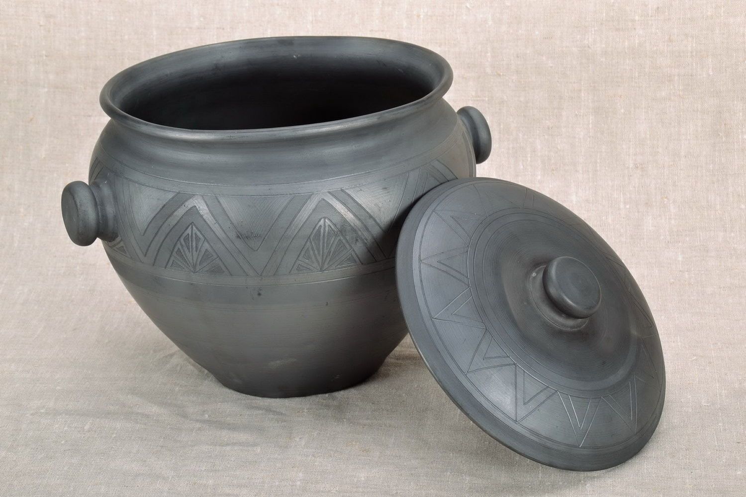 Large clay pot 7-8 liters with lid.