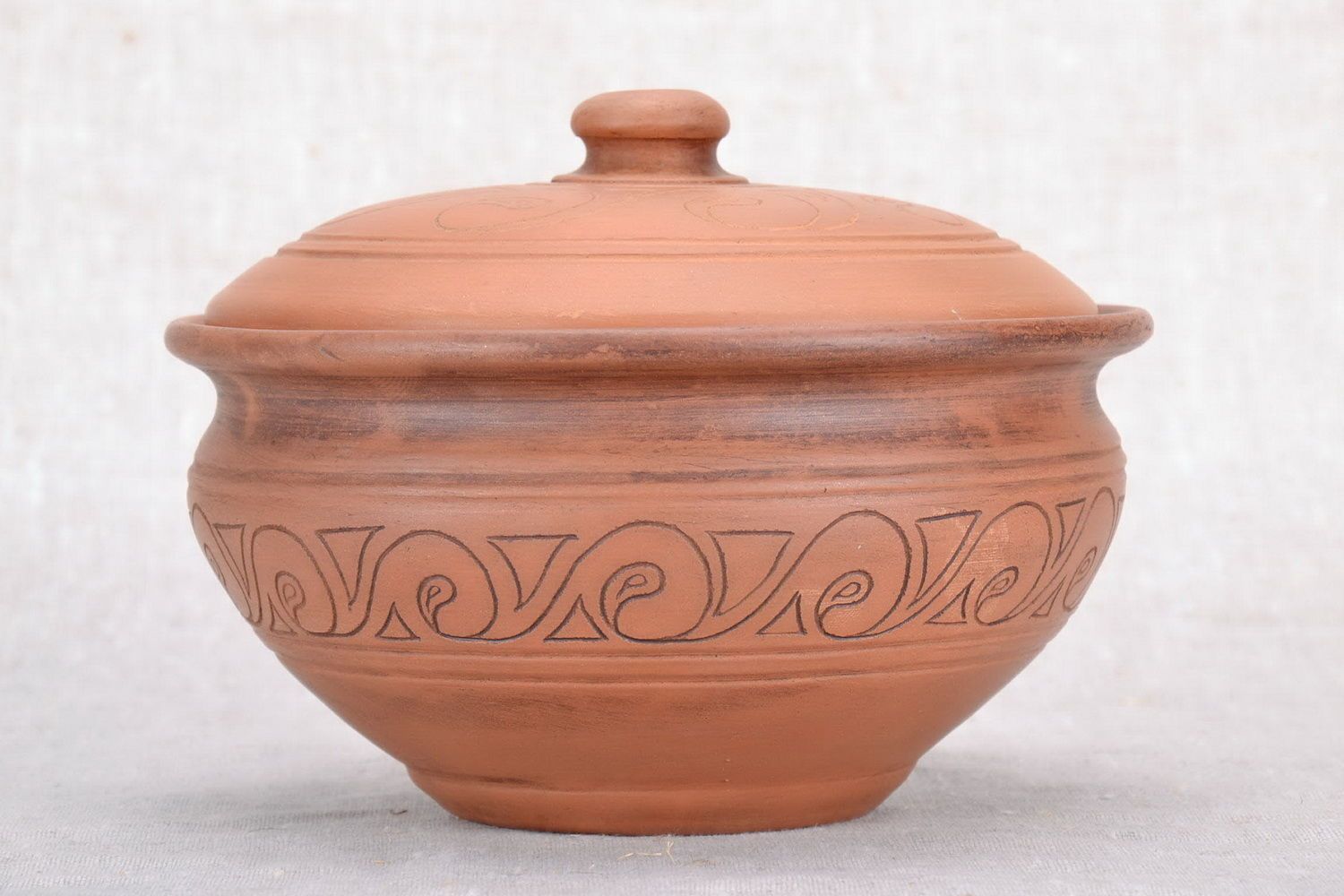 Clay pot with baking lid. 