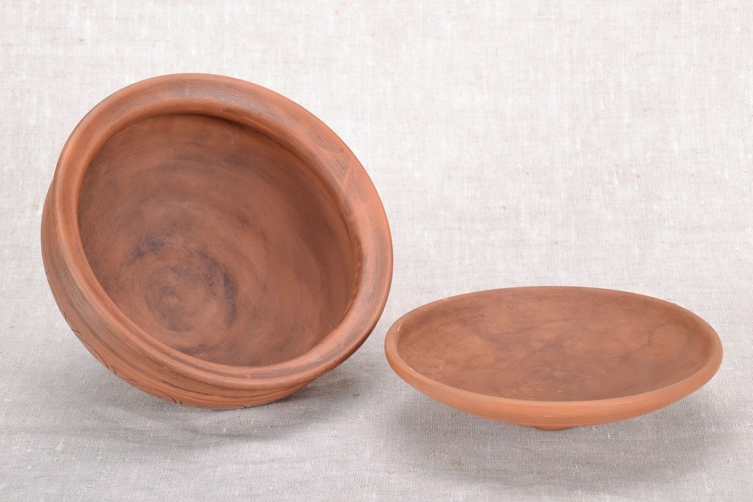 Clay pot with baking lid. 