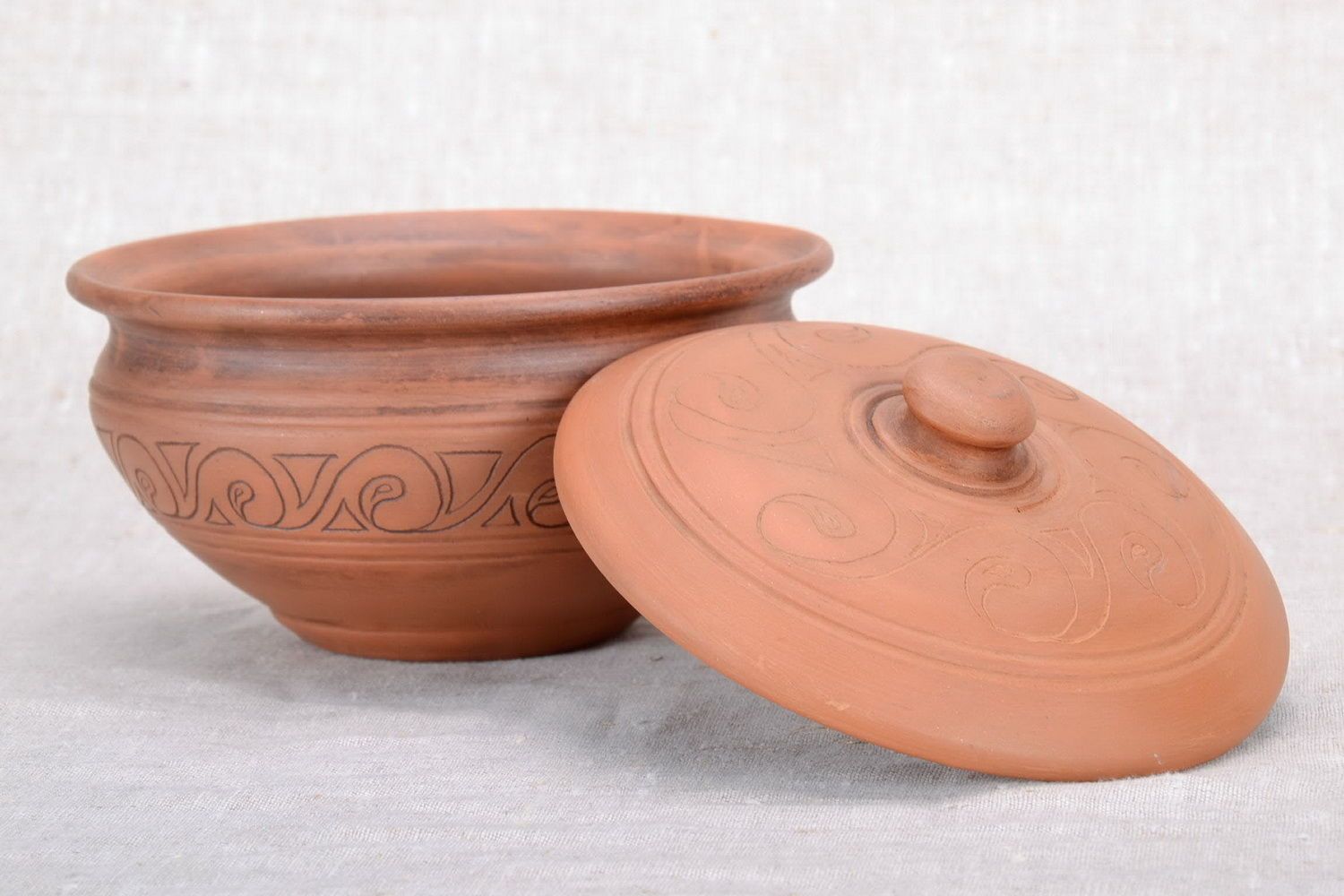 Clay pot with baking lid. 