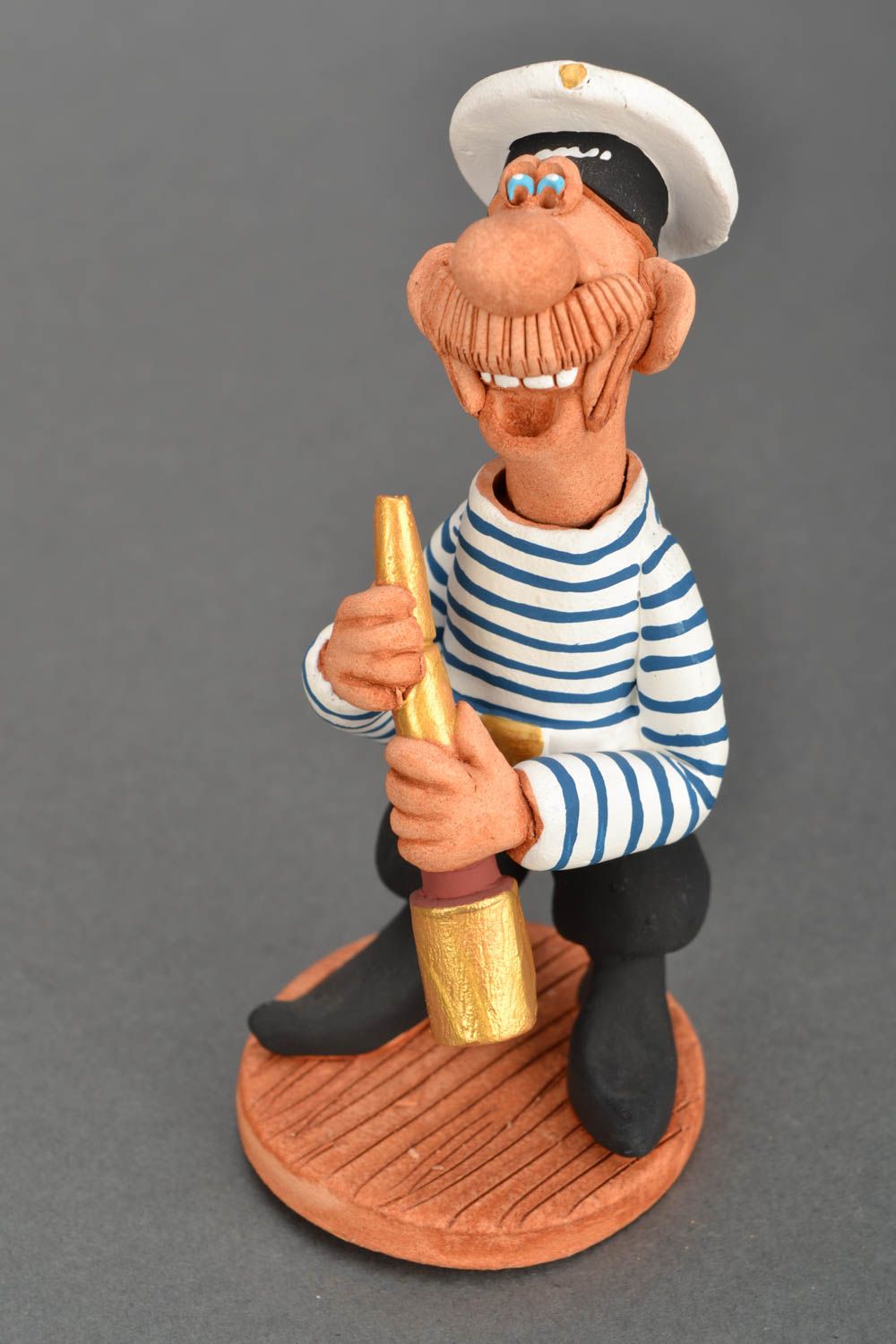 Clay statuette Sailor with a spyglass pipe.