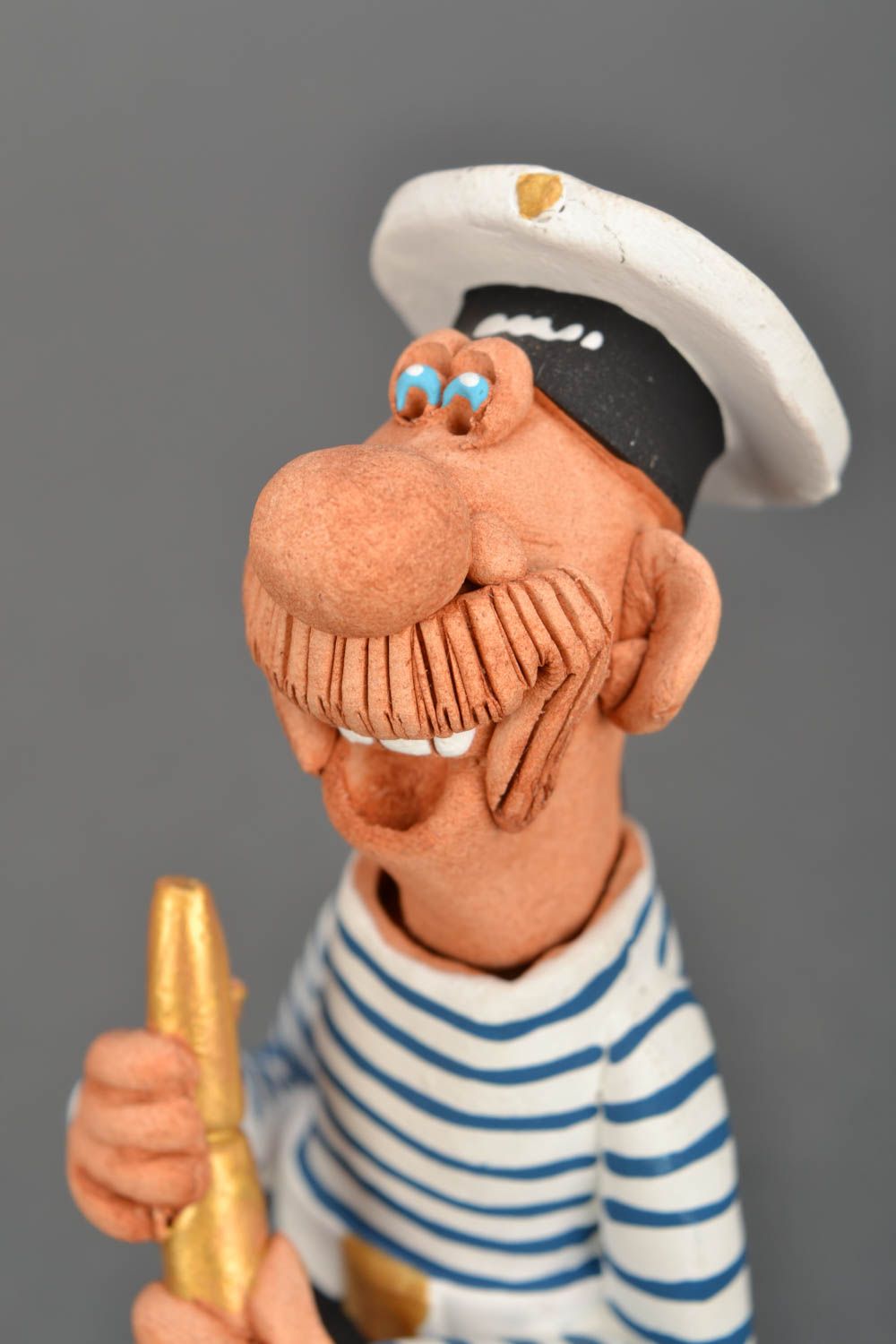 Clay statuette Sailor with a spyglass pipe.