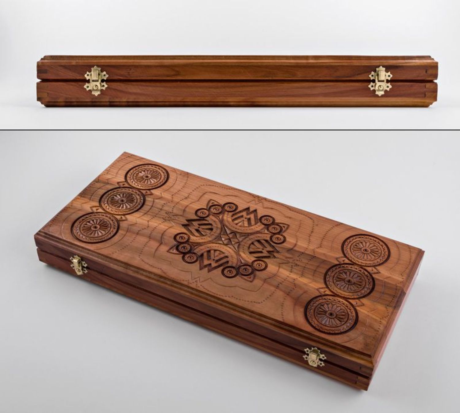 A set of handmade backgammon.